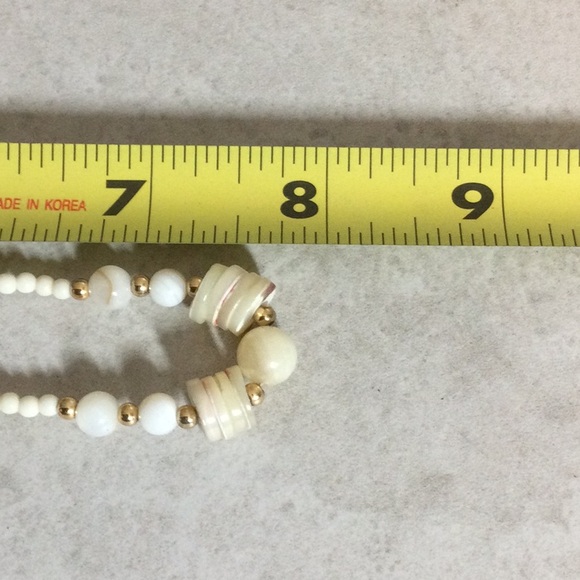 Shell with white and gold beads necklace - Picture 7 of 7